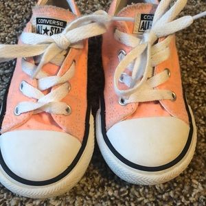 Little girls converse